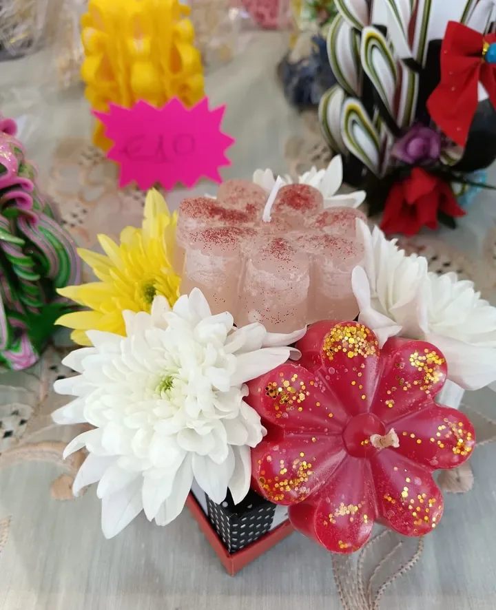 Candele a forma di fiore con crisantemi, al banco del mercatino