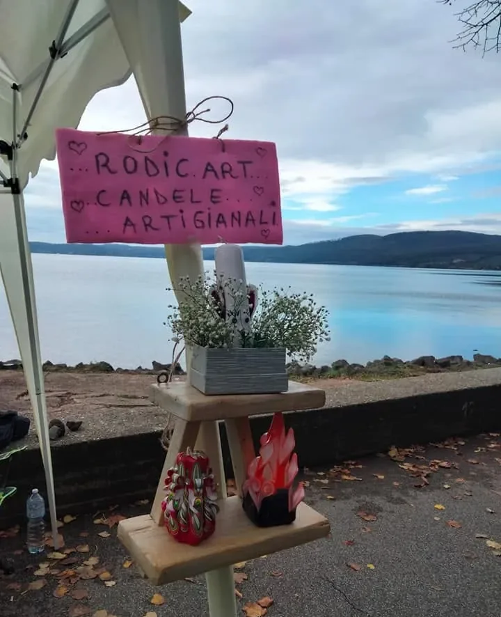 Cartello rosa Rodicart, con il lago dietro